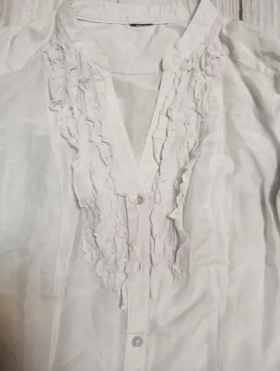 Blusa gris de mujer con volantes - miniatura 3