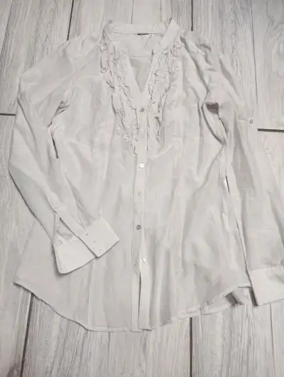 Blusa gris de mujer con volantes - miniatura 4