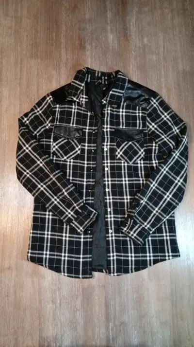 Camisa de franela a cuadros negra y blanca - miniatura 1