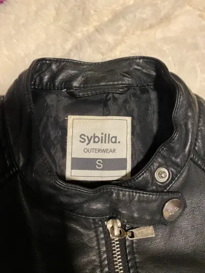 Chaqueta de ecocuero negra Sybilla para mujer - miniatura 2