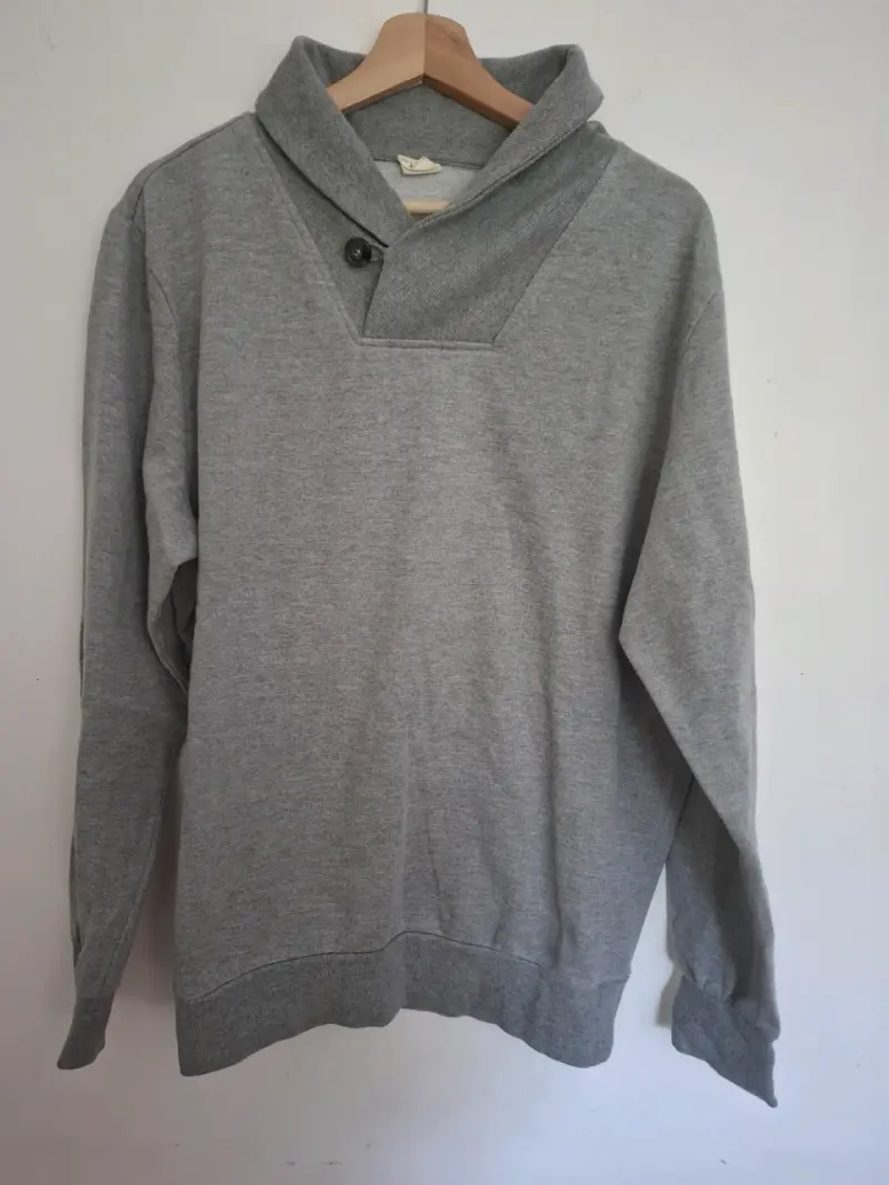 Suéter gris con cuello alto y botón Talla XL - 2