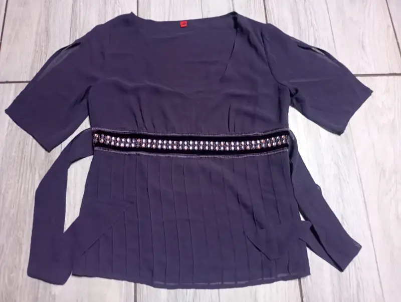 Blusa morada con detalles brillantes - 1