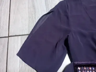 Blusa morada con detalles brillantes - miniatura 2