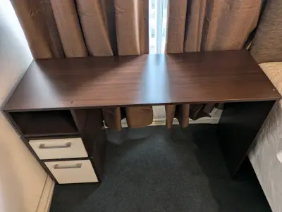 Escritorio de madera con cajones y silla de oficina - miniatura 1
