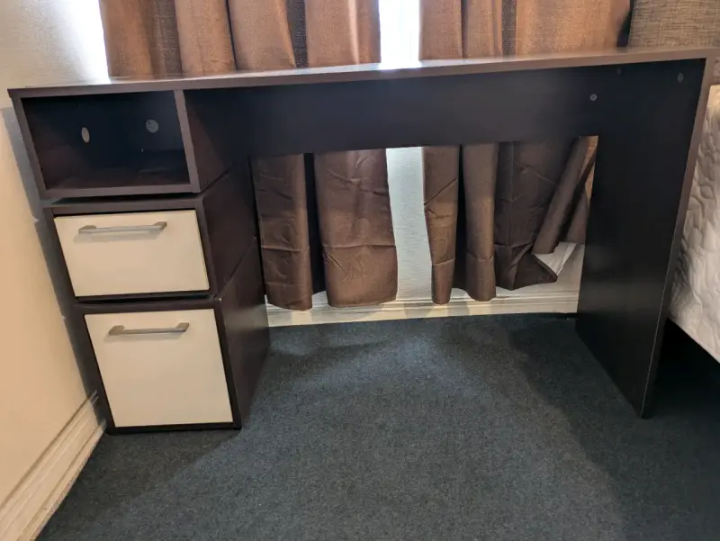 Escritorio de madera con cajones y silla de oficina - 2