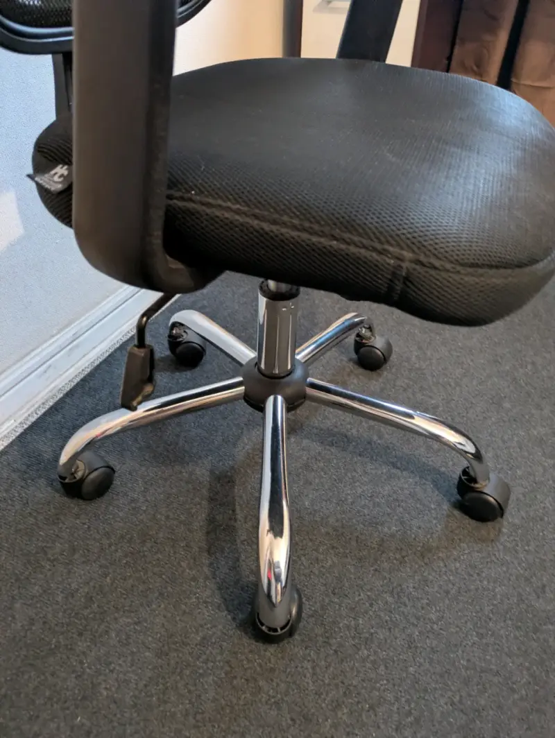 Escritorio de madera con cajones y silla de oficina - 4