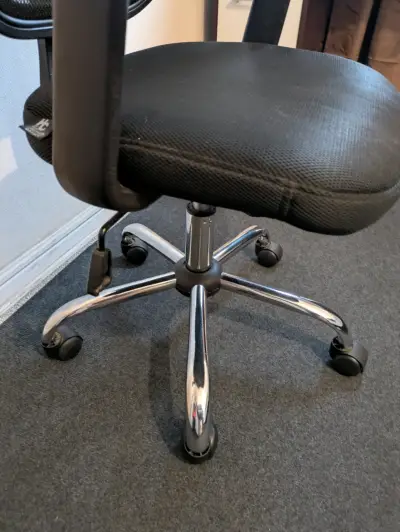 Escritorio de madera con cajones y silla de oficina - miniatura 4