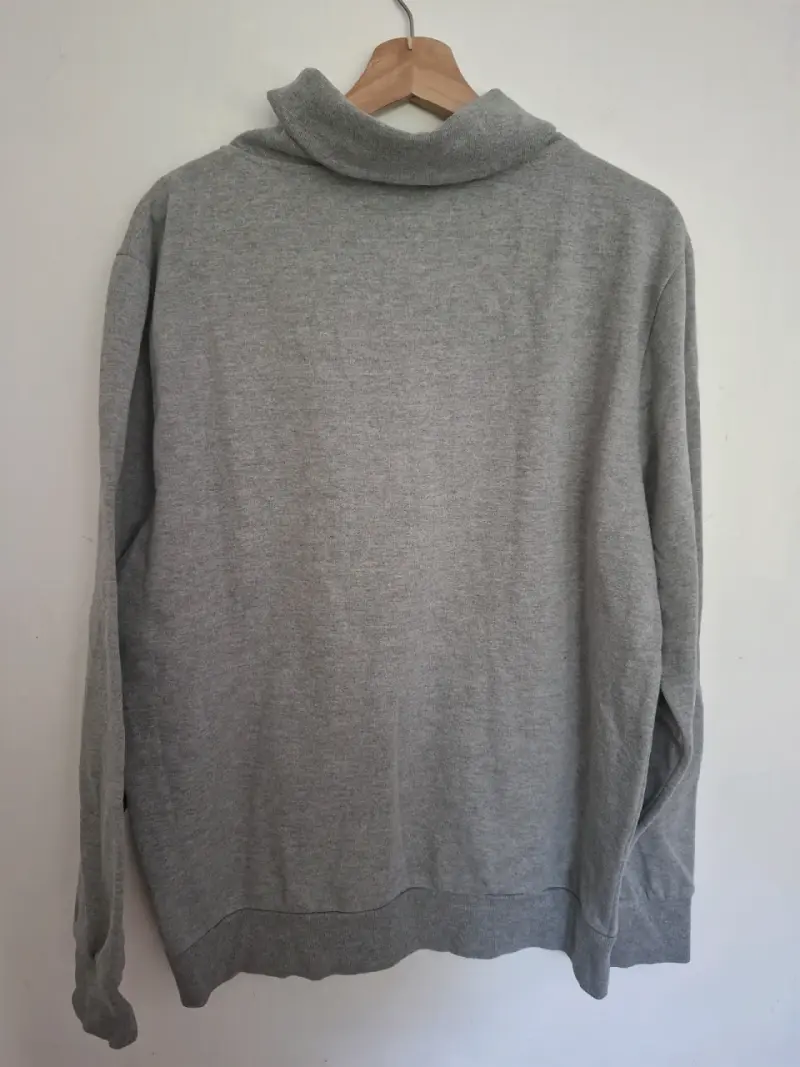 Suéter gris con cuello alto y botón Talla XL - 3