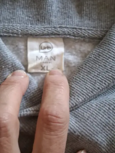 Suéter gris con cuello alto y botón Talla XL - miniatura 4