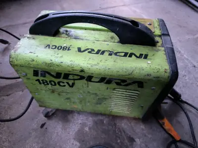 Soldadora Indura 180CV usada en buen estado - miniatura 1