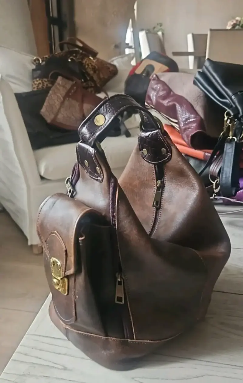 Mochila de cuero marrón con cierre metálico - 2