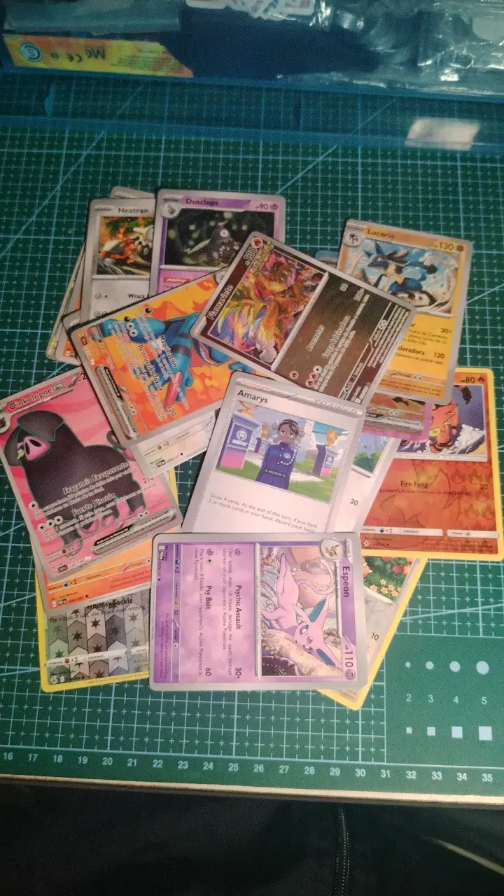 Lote de cartas Pokémon variadas