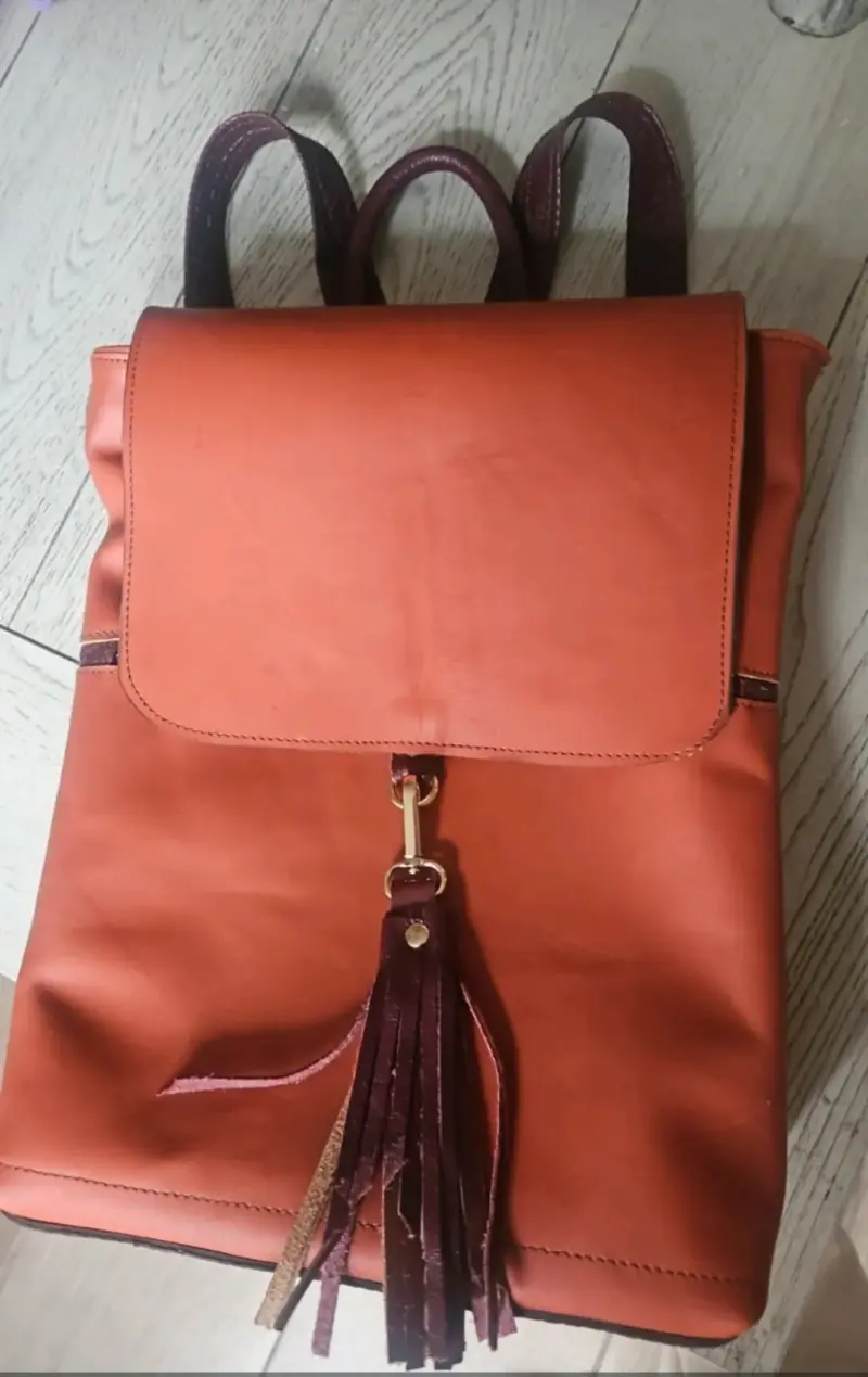 Mochila de cuero color terracota con borla