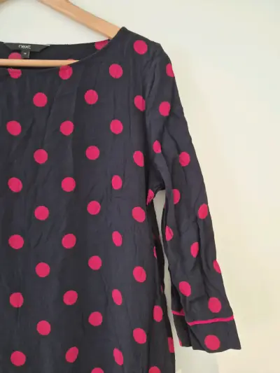 Vestido negro con lunares rojos de manga 3/4 - miniatura 1