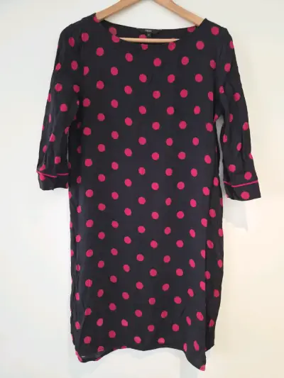 Vestido negro con lunares rojos de manga 3/4 - miniatura 6