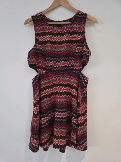 Vestido estampado zigzag AX Paris talla 14 - miniatura 1