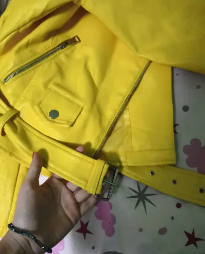 Chaqueta de ecocuero  amarilla para mujer - miniatura 3