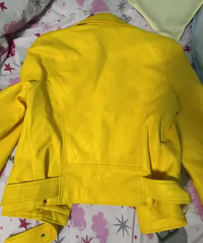 Chaqueta de ecocuero  amarilla para mujer - miniatura 4
