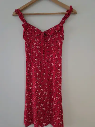 Vestido rojo floral PrettyLittleThing - miniatura 1