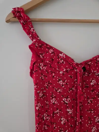 Vestido rojo floral PrettyLittleThing - miniatura 2