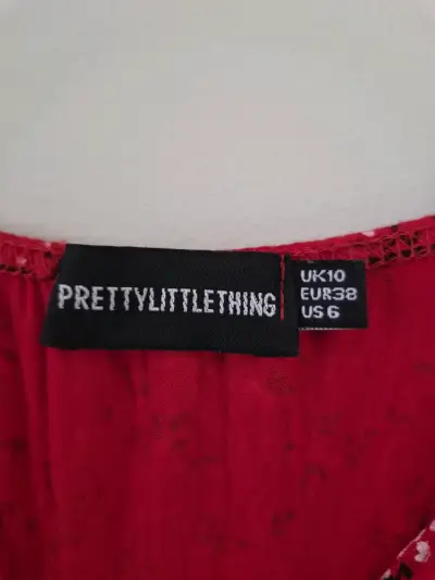 Vestido rojo floral PrettyLittleThing - miniatura 3