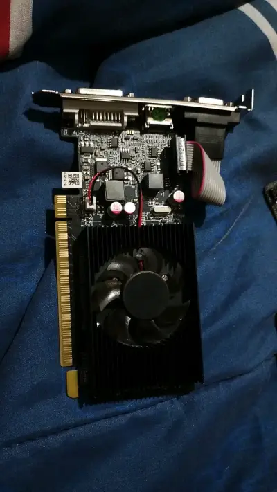 Tarjeta gráfica GT210 1GB PCI-E usada - miniatura 1