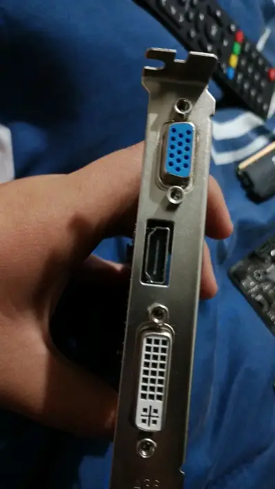 Tarjeta gráfica GT210 1GB PCI-E usada - miniatura 3