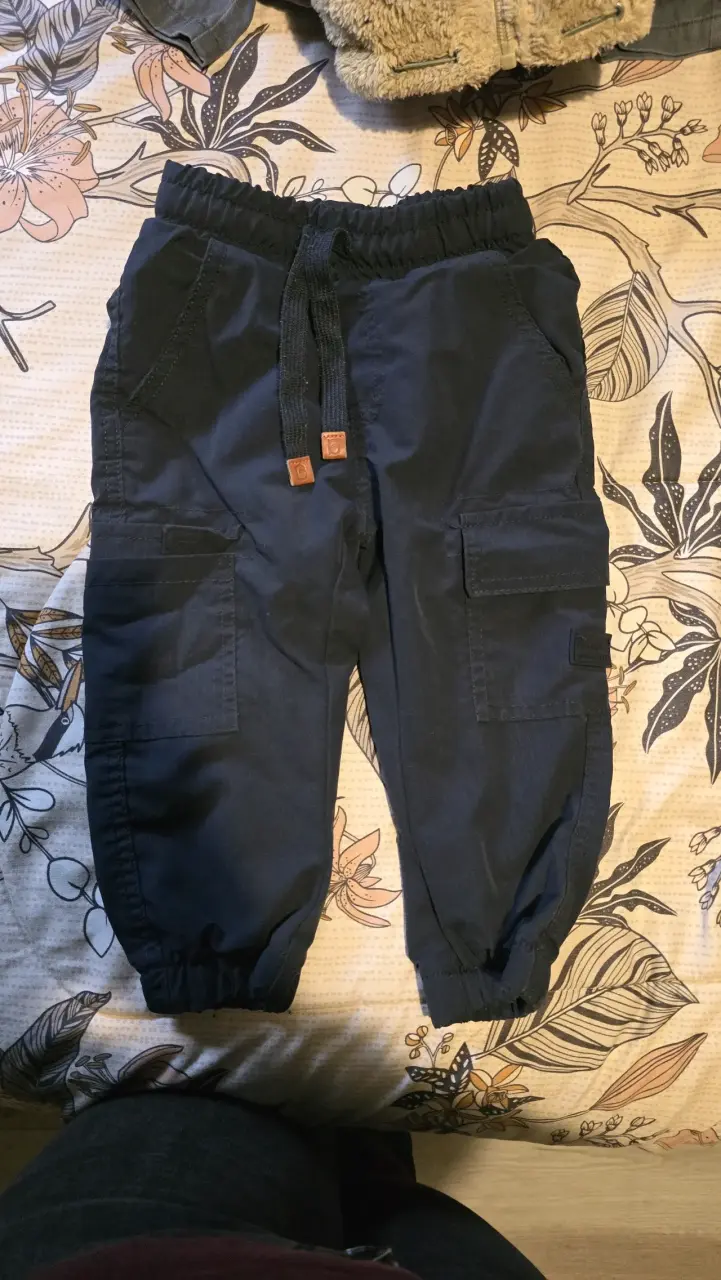 Ropa de niño variada con chaquetas y camisas - 5