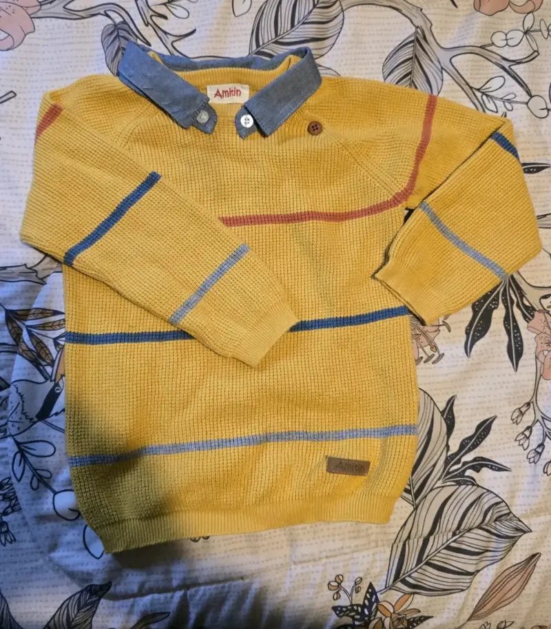 Ropa de niño variada con chaquetas y camisas - 6