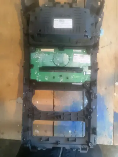 Panel de control central para auto Mahindra - miniatura 3