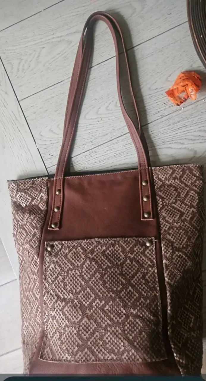 Bolso tote marrón con diseño tejido - 1
