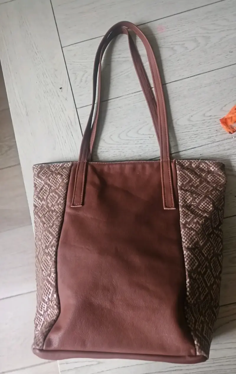 Bolso tote marrón con diseño tejido - 2