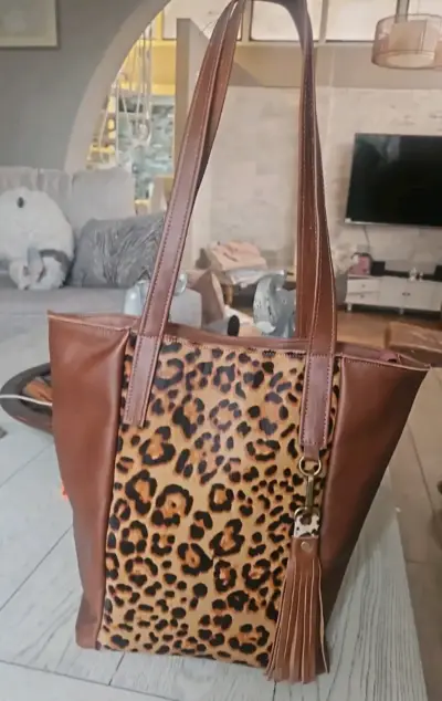 Bolso tote de cuero con estampado animal print - miniatura 1