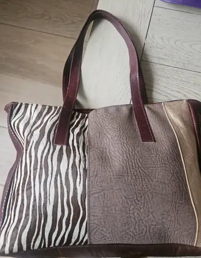 Bolso de mano con diseño animal print y texturas - miniatura 1