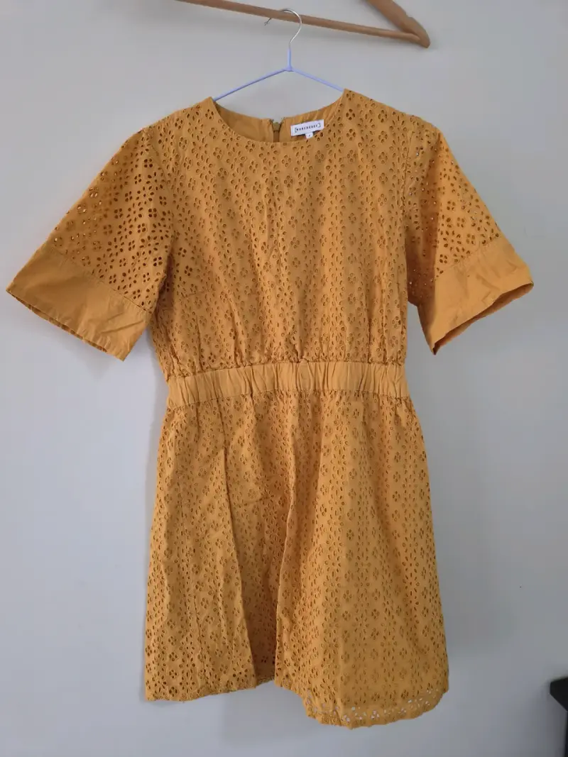Vestido amarillo de encaje Warehouse - 2