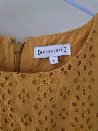 Vestido amarillo de encaje Warehouse - miniatura 3