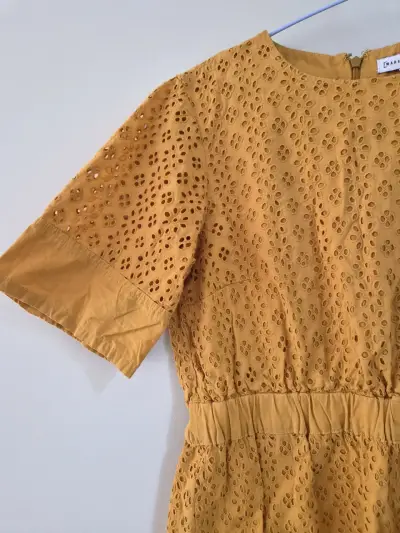 Vestido amarillo de encaje Warehouse - miniatura 5