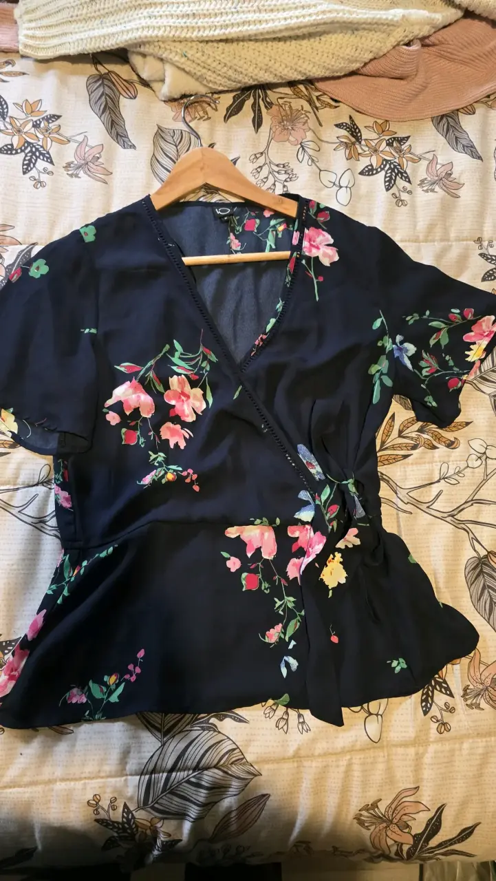 Blusa cruzada floral para mujer - 1