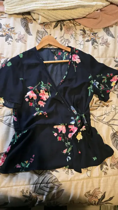 Blusa cruzada floral para mujer - miniatura 1