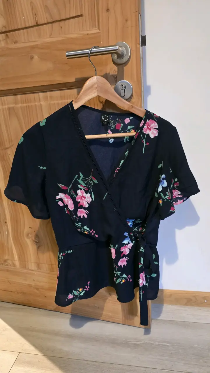 Blusa cruzada floral para mujer - 3