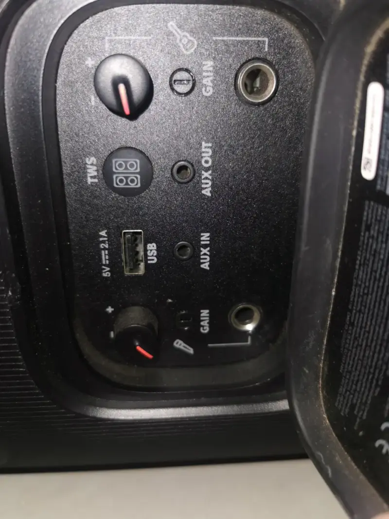 Parlante portátil con conexión USB y AUX