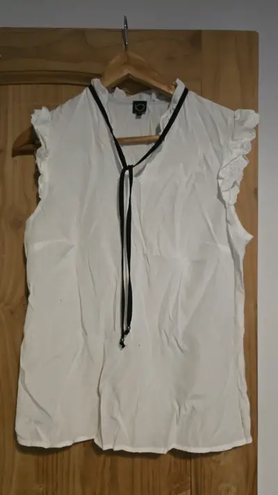 Blusa blanca y lazo negro - miniatura 1