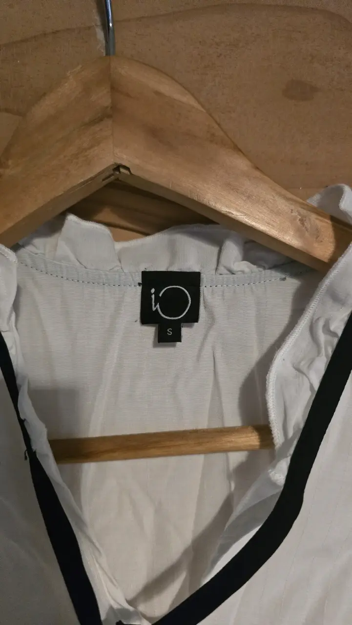 Blusa blanca y lazo negro - 2