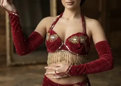 Conjunto de Danza Árabe Rojo con Detalles Dorados - miniatura 1