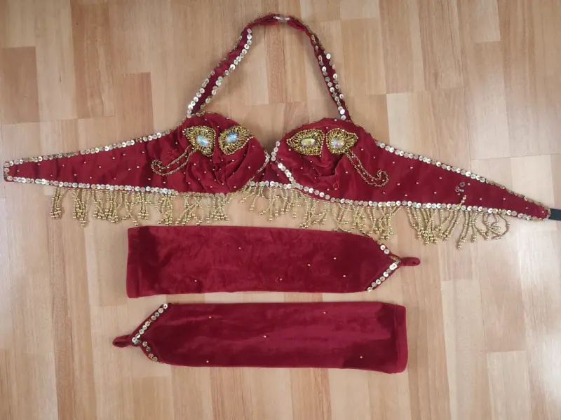 Conjunto de Danza Árabe Rojo con Detalles Dorados - 3