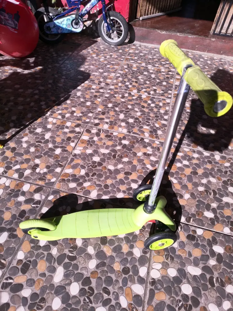 Scooter infantil verde con tres ruedas - 1
