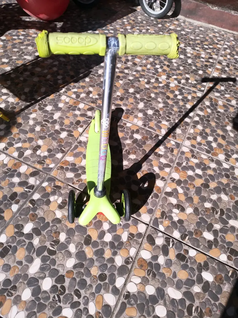 Scooter infantil verde con tres ruedas - 2