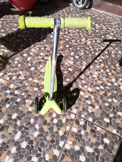 Scooter infantil verde con tres ruedas - miniatura 2