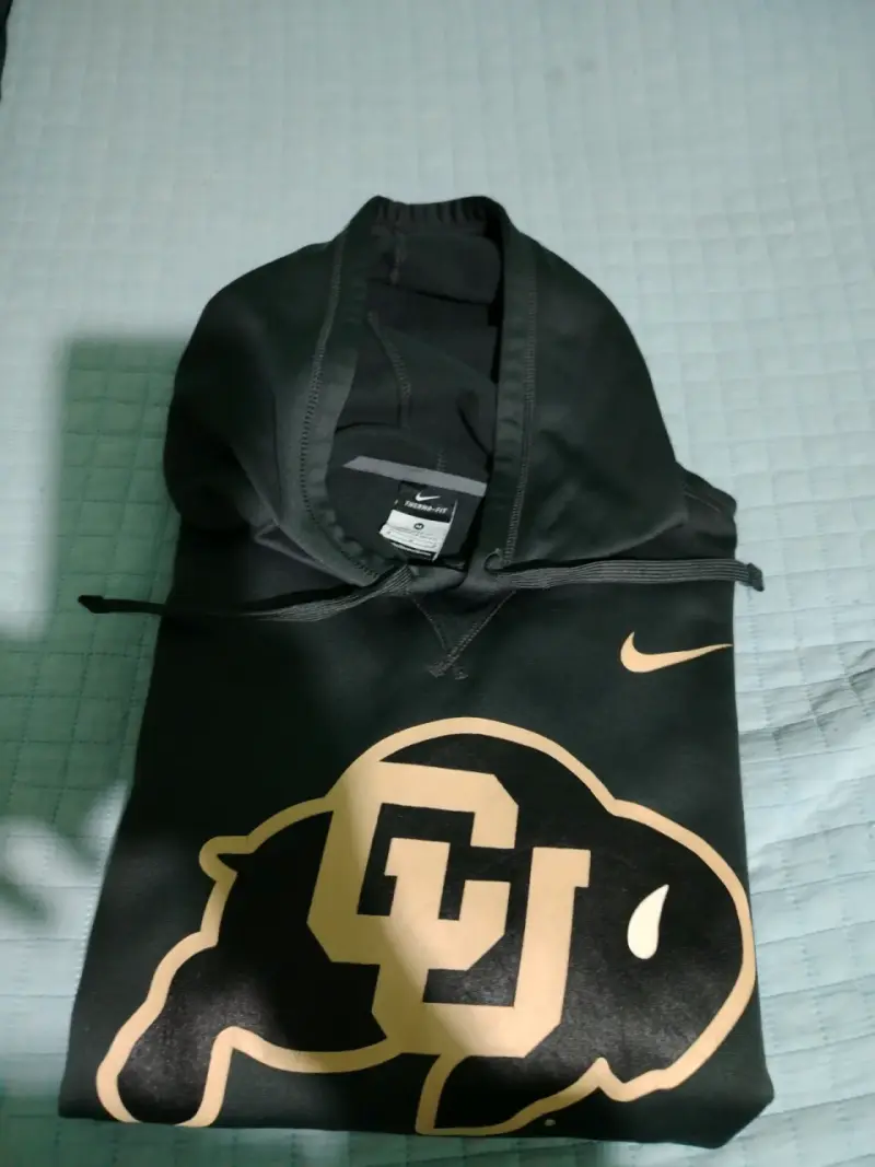 Polerón Nike Therma-Fit con logo universitario - 3