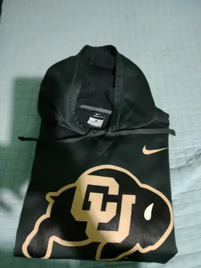 Polerón Nike Therma-Fit con logo universitario - miniatura 3